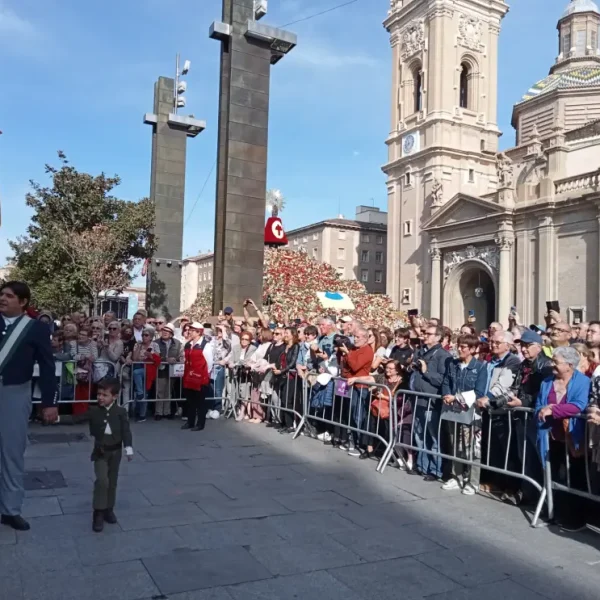 gente viendo la ofrenda de frutos en la plaza del pilar