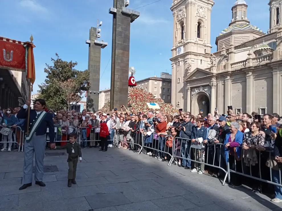 gente viendo la ofrenda de frutos en la plaza del pilar